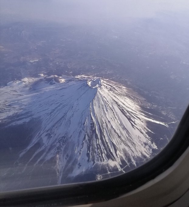 今日は山の日とな。(そんな祝日があったようななかったような)
画像は親父が死んで、うどん県に駆けつけるときに飛行機から過去最高にきれいに見えた富士山。 