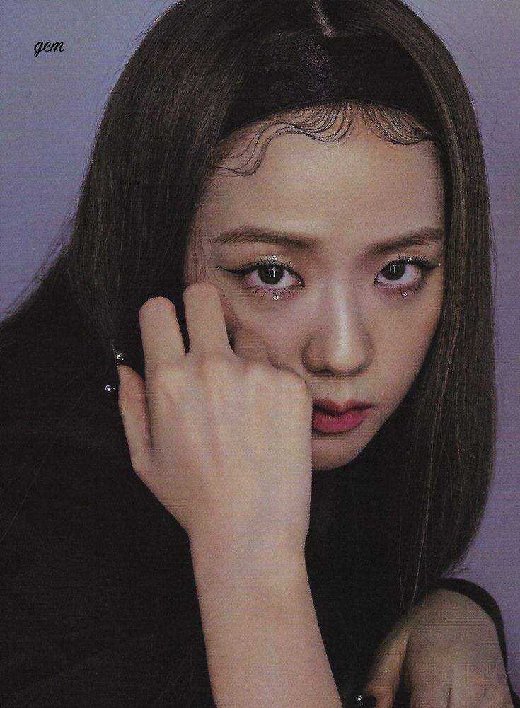 jnkdisc's tweet photo. y’all know it’ll be phenomenal if jisoo poses like this. https://t.co/Y82W1IMuLA