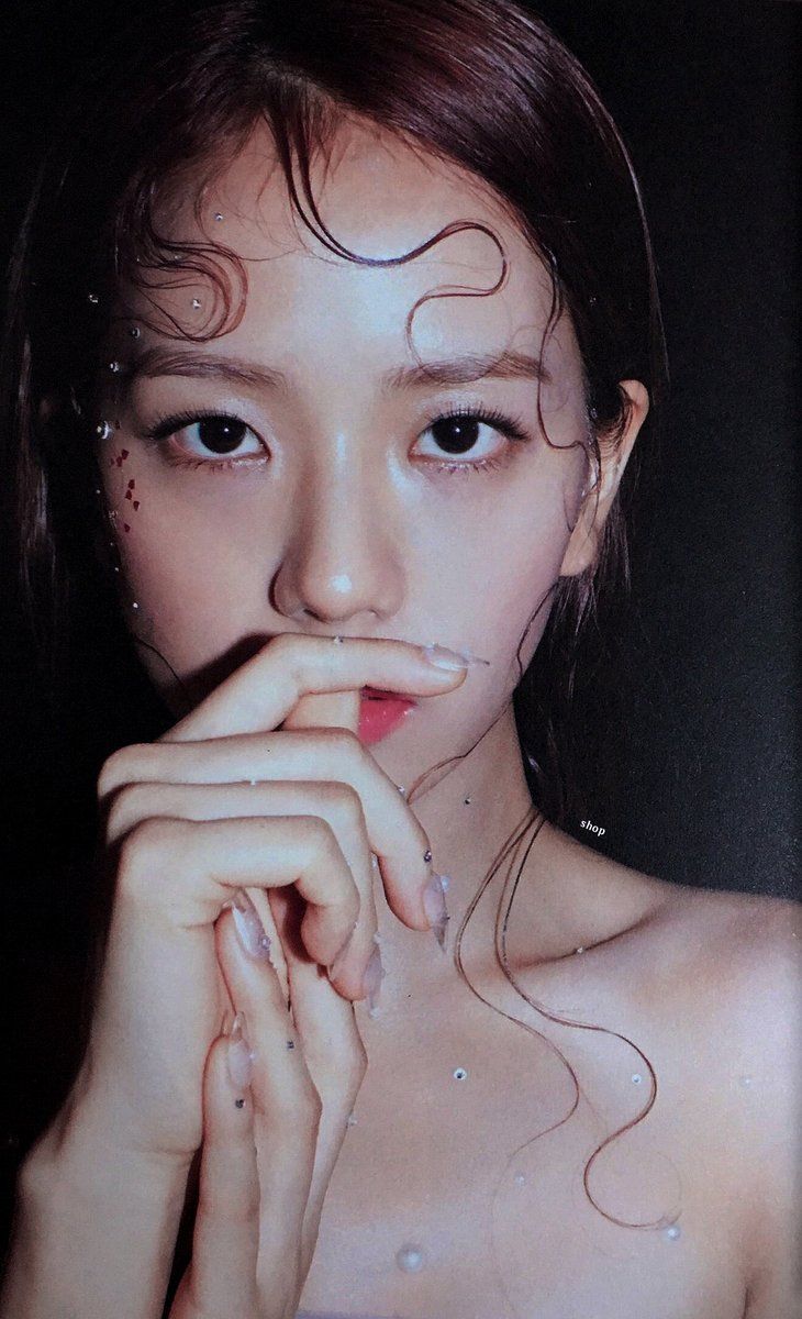 jnkdisc's tweet photo. y’all know it’ll be phenomenal if jisoo poses like this. https://t.co/Y82W1IMuLA
