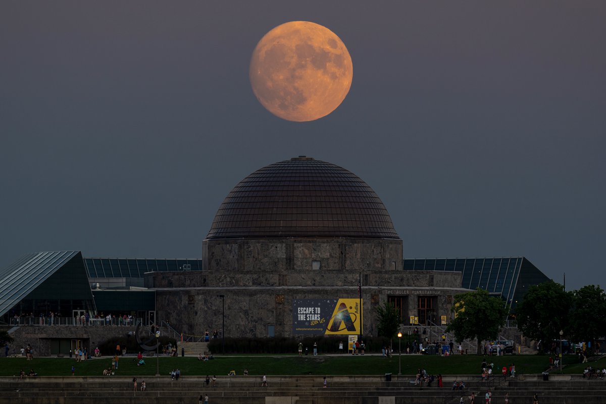 Moonrise meets sunset. #AdlerPlanetarium #supermoon #Moonrise #Moonscape
