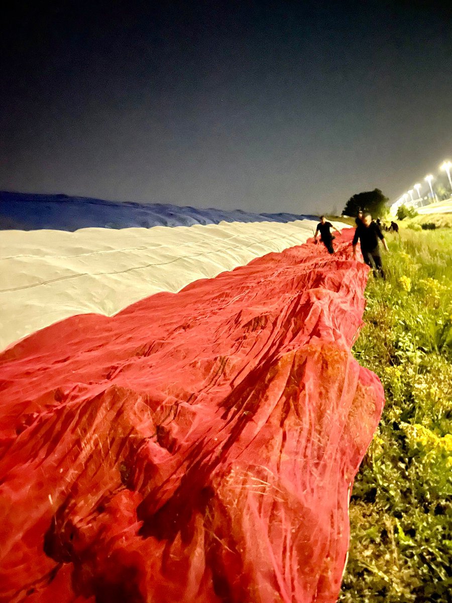 De allergrootste vlag, 1500 vierkante meter, ooit (!) gemaakt en vannacht, op zijn kop, uitgerold en bevestigd aan de dijk langs de A20 ter hoogte van Lely Industries (Cornelis van der Lelylaan 1) om de Nederlandse boeren, tuinen en vissers een steun in de rug te geven. Helden!👊