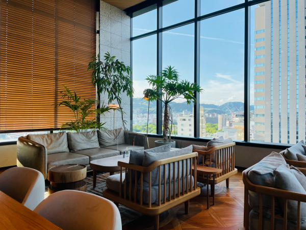 halohalo_travel's tweet photo. 広島の人気ホテルが素敵すぎた…2020年オープンのオシャレ空間、眺めの良いルーフトップバーも雰囲気◎、しかもリーズナブルで2名1室7,000円前後から…！バーやレストランは宿泊者以外もOKで穴場なのでおすすめ…！ https://t.co/eYhjkahu5u