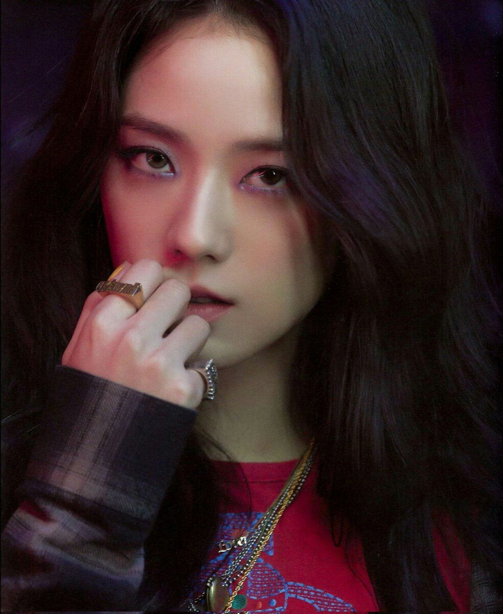 jnkdisc's tweet photo. y’all know it’ll be phenomenal if jisoo poses like this. https://t.co/Y82W1IMuLA