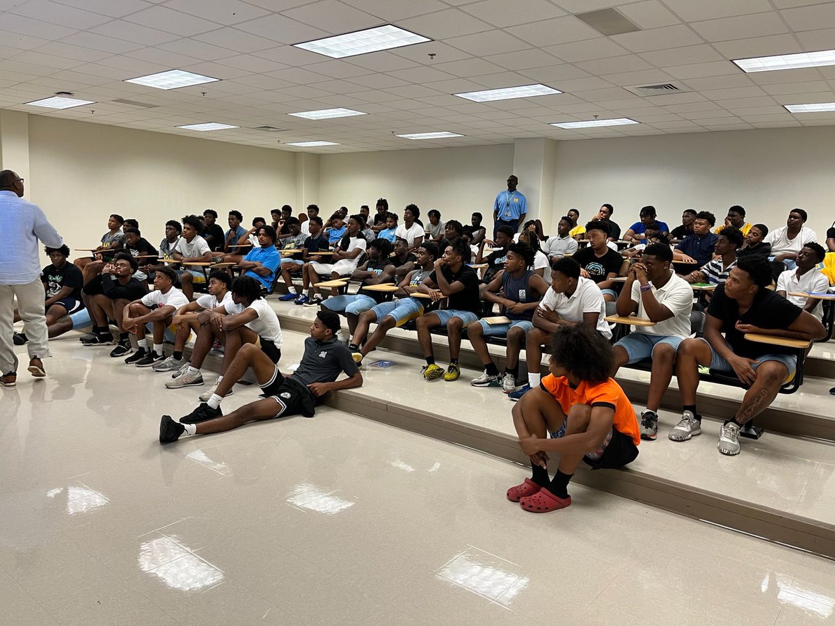 kenjikenji22's tweet photo. AMAYSING RaiderNation Legacy Talk Wednesday's!!! Thank you Mr. Randy Berry c/o 1988 for watering us with your inspirational words of wisdom!!! #aMAYSingLegacy #SWATS #IfYouAin'tFromTheHillGetOut 💙💛 https://t.co/iXir4vsWOt