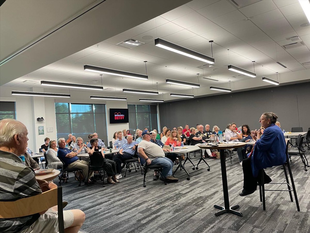 ForBridget's tweet photo. More than 80 folks joined us in Wilsonville last night for a Republicans for Betsy event. Betsy answered the tough questions directly and respectfully.She didn’t run and hide. Everyone saw for themselves what a strong, aggressive problem solver Betsy will be as our next Governor. https://t.co/aQT2QDneN1