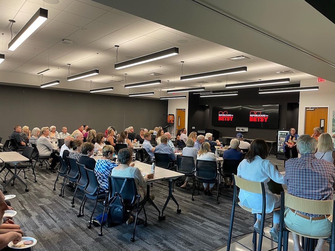 ForBridget's tweet photo. More than 80 folks joined us in Wilsonville last night for a Republicans for Betsy event. Betsy answered the tough questions directly and respectfully.She didn’t run and hide. Everyone saw for themselves what a strong, aggressive problem solver Betsy will be as our next Governor. https://t.co/aQT2QDneN1