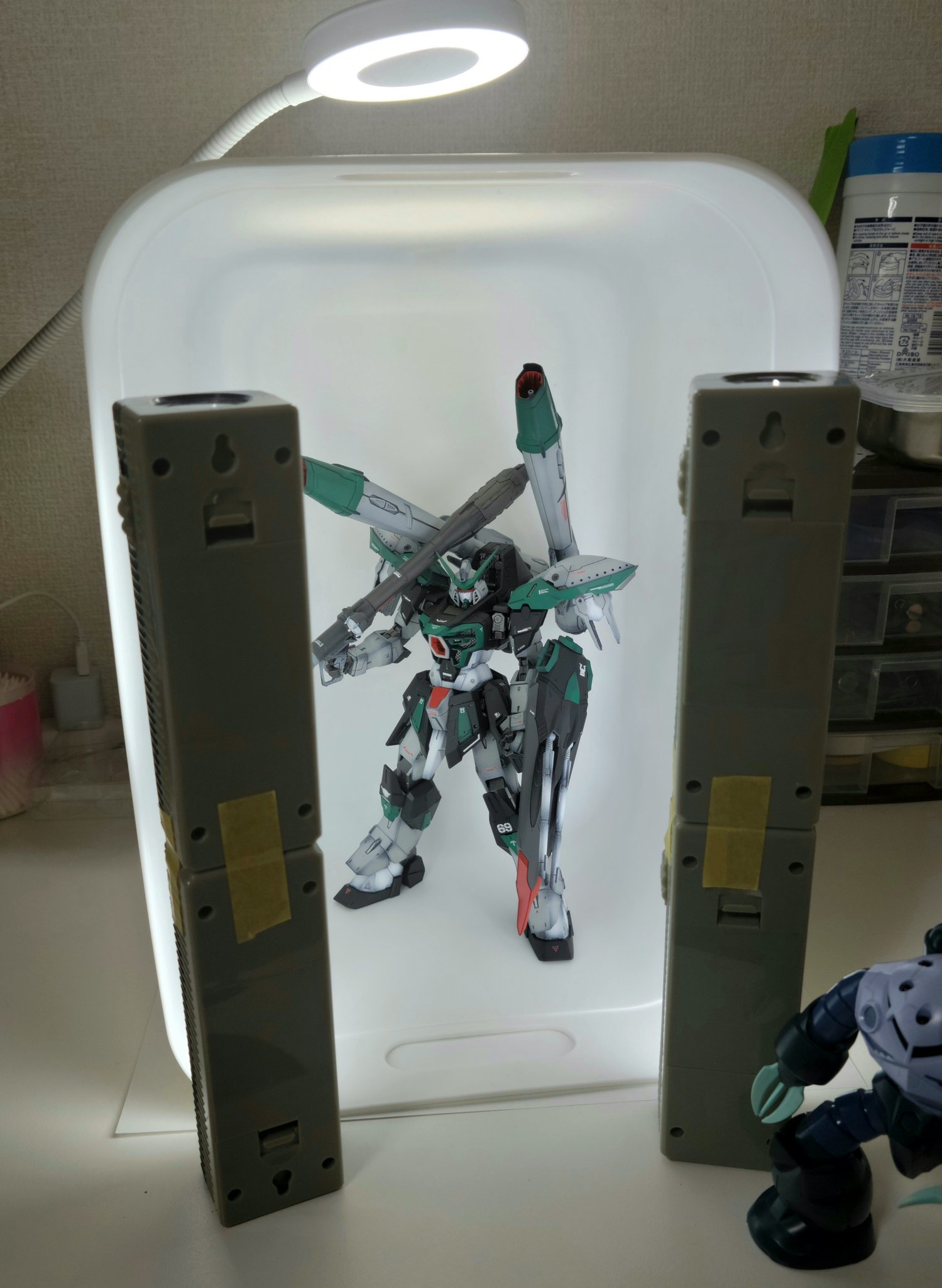 てるみどーる 500円の撮影ブースを縦にしてみたらmgサイズでもギリギリ行けました ライトは２つ追加して光量を増やしたので 700円の撮影ブースに笑 ガンプラ 撮影ブース T Co Urkax0pynx Twitter