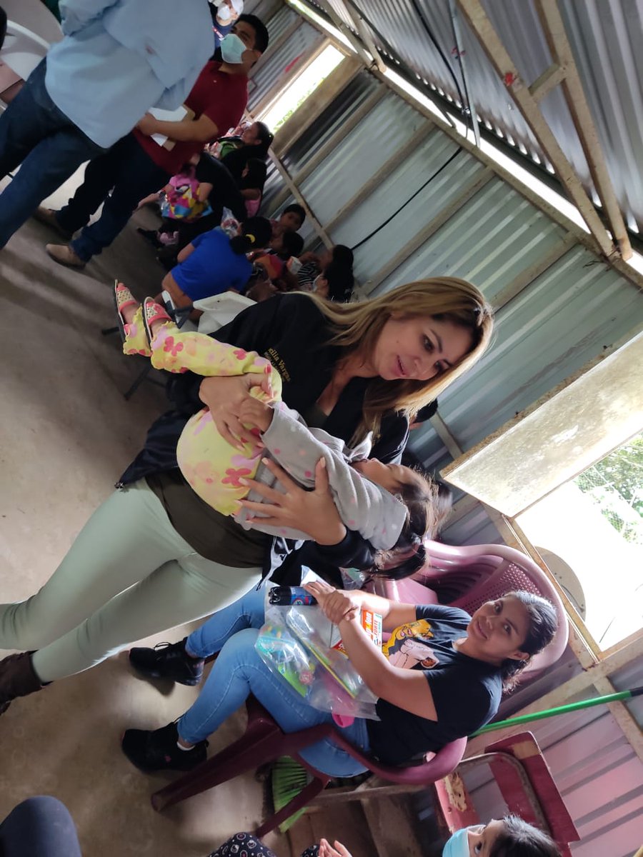 CeciliaVargas_1's tweet photo. #ProgramaAmar liderado por @lorerodi estamos logrando llevar apoyo a muchas mujeres y niños de diferentes comunidades de nuestro país. @OlgadeBukele https://t.co/vqwR1AWJyd