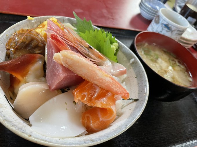 昼は鈴女の海鮮丼!
10種類以上の魚や貝が入っていて全部身が大きい、神
隣のあら汁もクッソうまい 