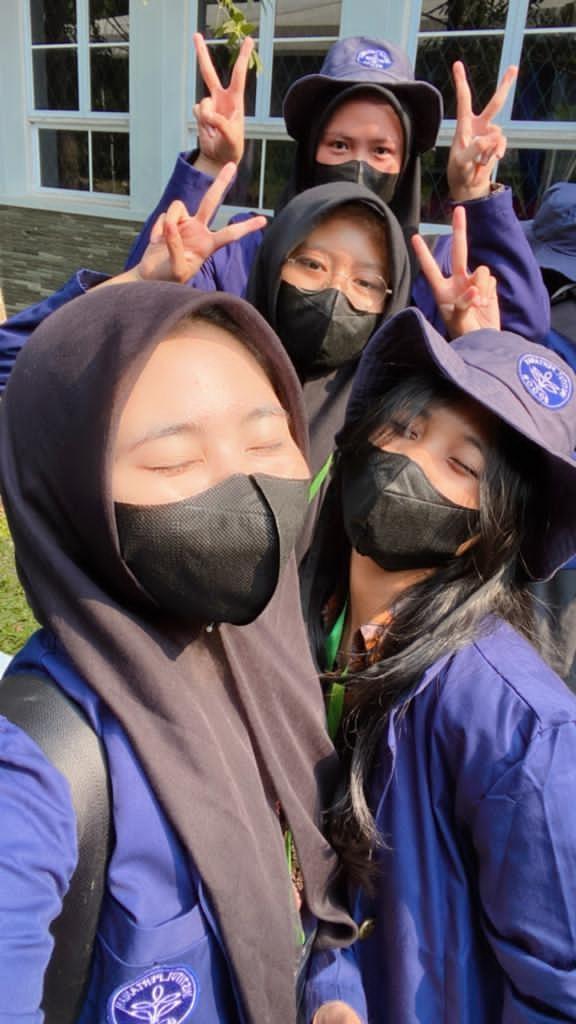 fluppycz's tweet photo. [ a day mpkmb day 2 last chapter ] sedih ya gais cepet banget udah selesai acaranya :( tapi gapapaa aku juga pengen cepet cepet jadi maba yh, nah ini btw fotoo kita dihari terakhir 
#vokasiimpact #MPKMB59SVIPB 

**bersama ciwiku ciwiku https://t.co/d8mZiUdnu6