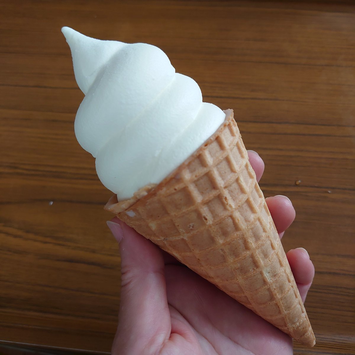 1000good's tweet photo. 今日のアイス🍦
コンビニのソフトクリームは固く凍っているのが多いですね。少し冷蔵庫に置いてから食べると、ソフトになりますよ～💕
#セブンイレブン
#金のアイス
#アイスクリーム
#MILKVANILLA
#ミルクバニラ
#ワッフルコーン
#321kcal
#赤城乳業 https://t.co/73B6qk4LBj