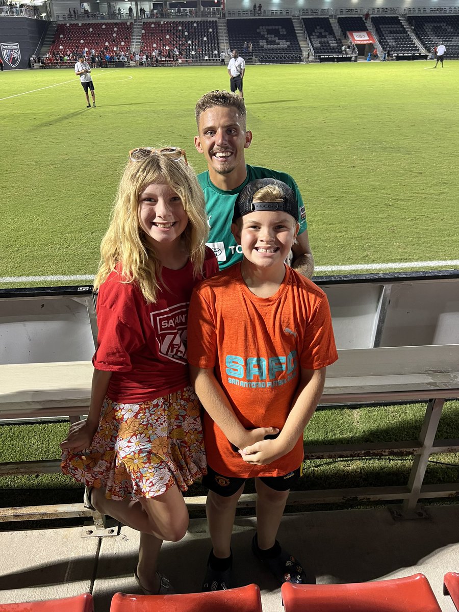 kayli0909's tweet photo. My kids were super appreciative of @jordanfarr0 taking this picture with them tonight. Class act for meeting with everyone after that 2-1 #safc win tonight. https://t.co/gpsEHnsjEJ