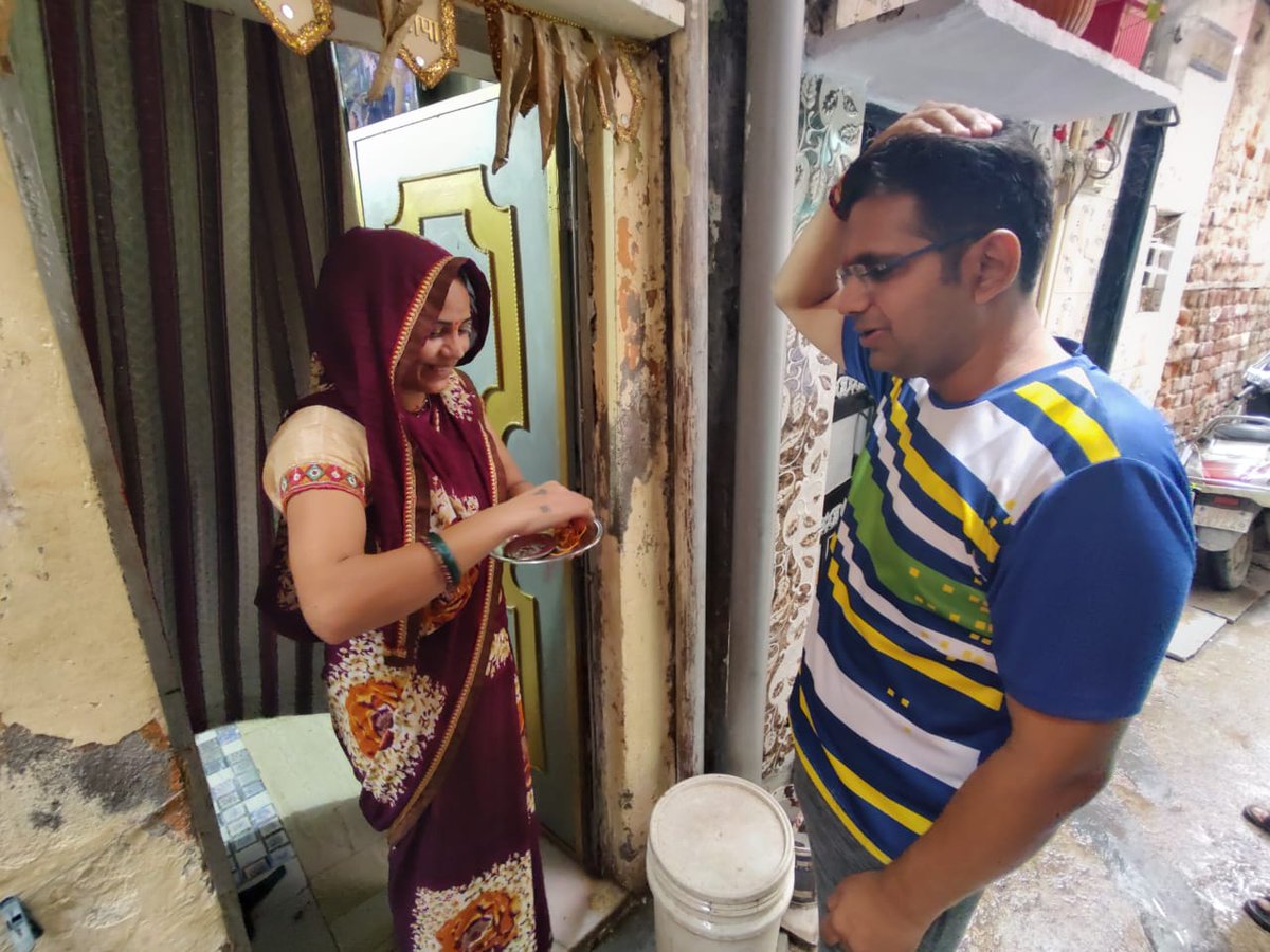 MohitsharmaBJP's tweet photo. भावुक पल 🥰

रक्षा बंधन के शुभ अवसर पर जब #IPExtension कि सेवा बस्तियों में रक्षा सूत्र बांधने गए तो उस घर की महिला ने हमें तिलक किया व् राखी बांधी।

 यही भारत की खूबसूरती है।

#RakshaBandhan #रक्षाबंधन https://t.co/fpfROjWmxm