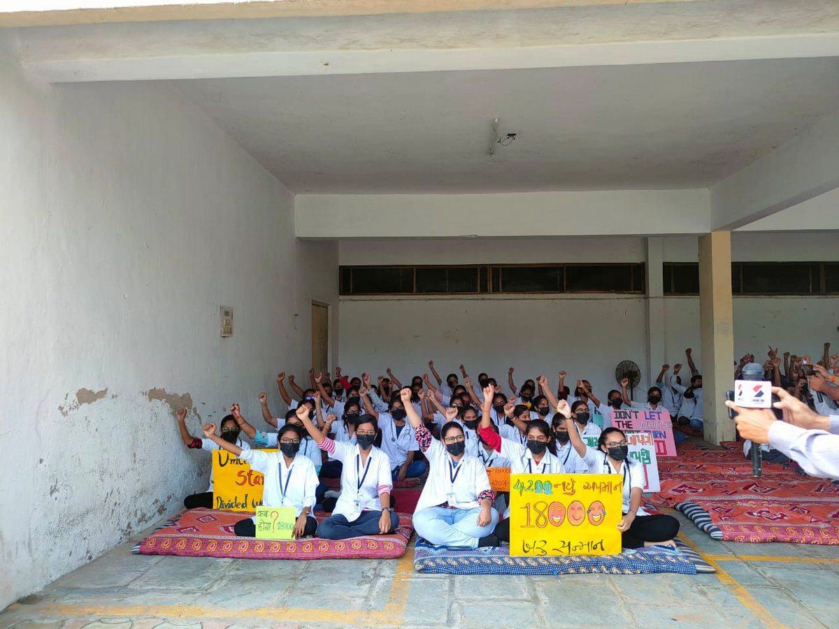 CM Sahab <a href="/Bhupendrapbjp/">Bhupendra Patel</a> <a href="/CMOGuj/">CMO Gujarat</a> इन बेटियों के चेहरे देखिए यह आज रक्षा बंधन के दिन भी यहां शौक से नहीं बल्कि मजबूरी से बैठी है|
जहां आपकी बेटियां घरों में राखी बांध रही है वहीं यह धरना दे रही है |
यह शौक नहीं मजबूरी है अगर आप <a href="/KanuDesai180/">Kanu Desai</a> सवेंदनशील हो तो इनकी मांगो को तुरंत सुनो!