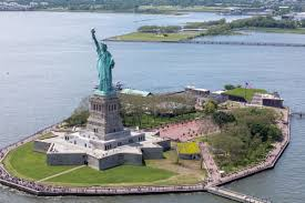 MUSExSB19's tweet photo. @SB19Official Madame left to stand alone = Statue of Liberty
Nighthawks, Jungle = NYC known for city nightlife
Stars to center, baton = Macy's (⭐️logo) Thanksgiving Parade
Pome = French word (pomme) for 🍎

#WhereIsSB19? 📼
@SB19OFFICIAL https://t.co/5oygroYhMV