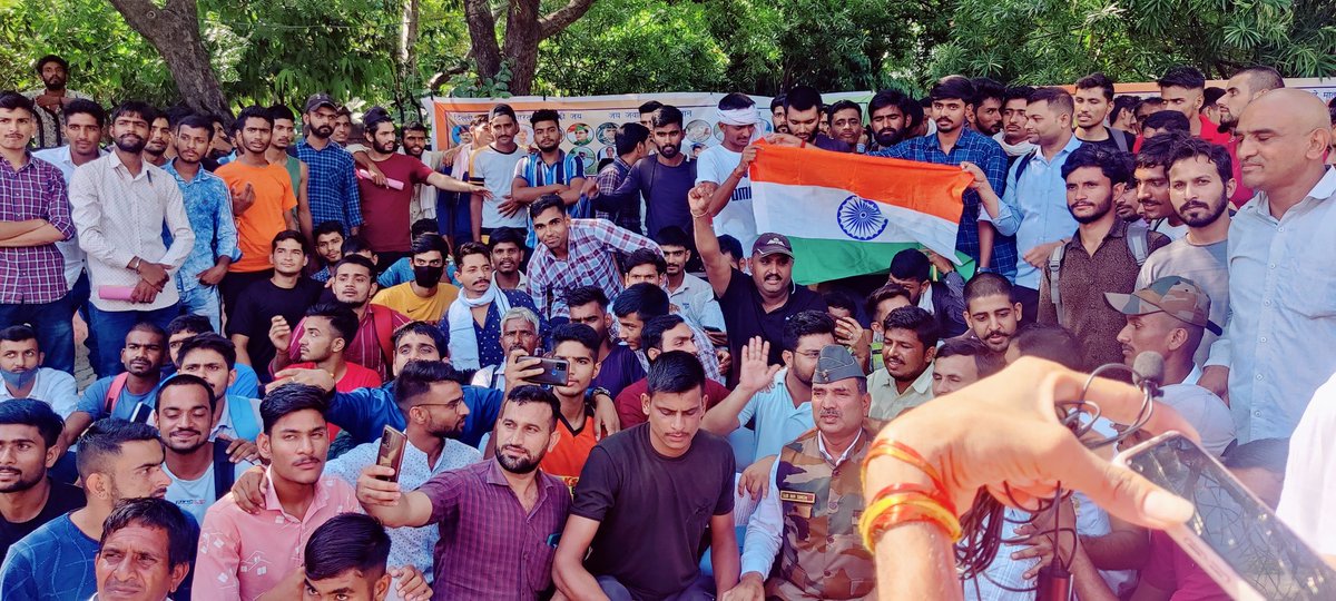 subhas_mahia's tweet photo. #दिल्ली_चलो 
ARMY EXAM AIRFORCE JOINING और सभी पुरानी भर्तियां कैंसिल कर के 
लाखों बहनों के भाइयों की खुशियां छीन कर और CMP की महिला कैंडिडेट की की भी भर्तियां रद्द करके फिर हाइट बड़ा कर बधाई देना अच्छा नहीं मोदी जी https://t.co/1qlvoy2KQr
https://t.co/Qk4ZS7CXDN