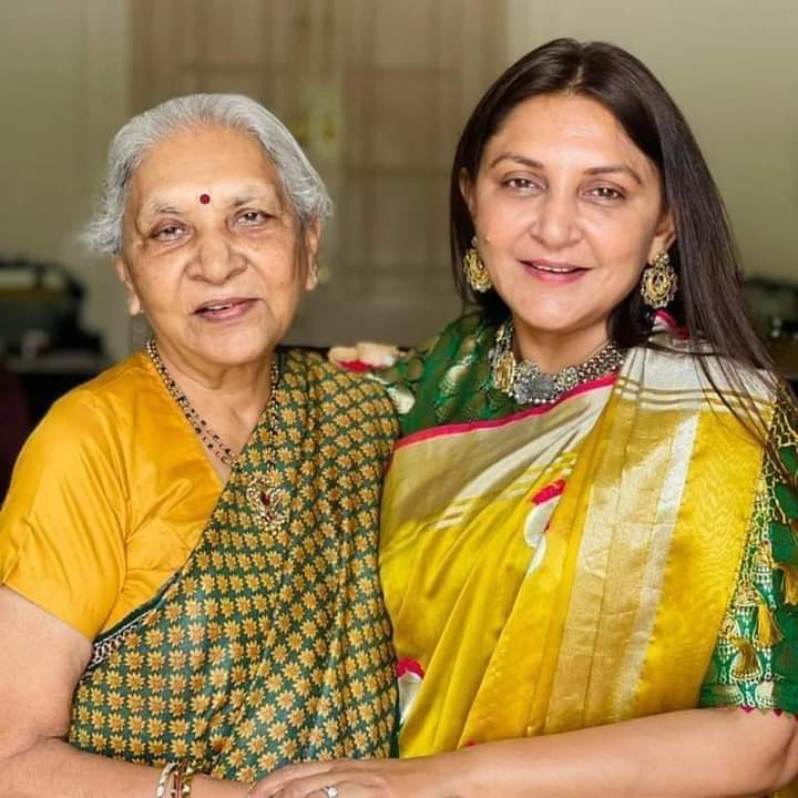 આનંદીબેન આ વખતે ધર્મના ભાઈ નરેન્દ્ર મોદીને રાખડી બાંધશે કે નહીં? મોંઘવારી હોવાથી અને ગેસના ભાવ 1100 થઈ જતાં ફરી લોથલ શહેરની જેમ 5 હજાર વર્ષ જૂના ચૂલામાં લાકડા આવી જતાં, 
ગુજરાતની 3 કરોડ બહેનો મોદીભાઈને રાખડી મોકલી શકતા નથી.