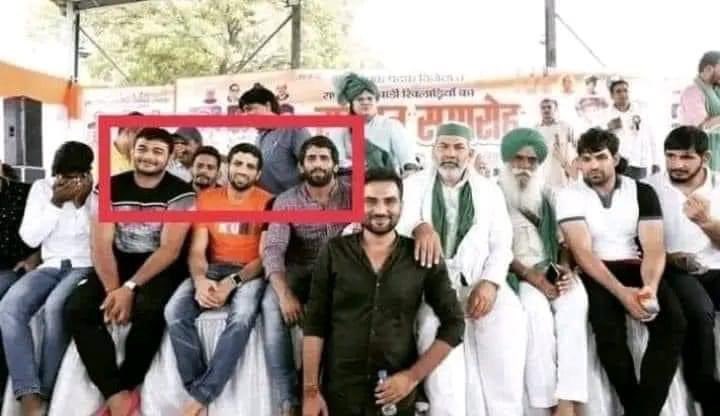 mandeeppunia1's tweet image. ये फोटो किसान आंदोलन की है. और ये तीनों पहलवान अब सोना जीतकर आए हैं.