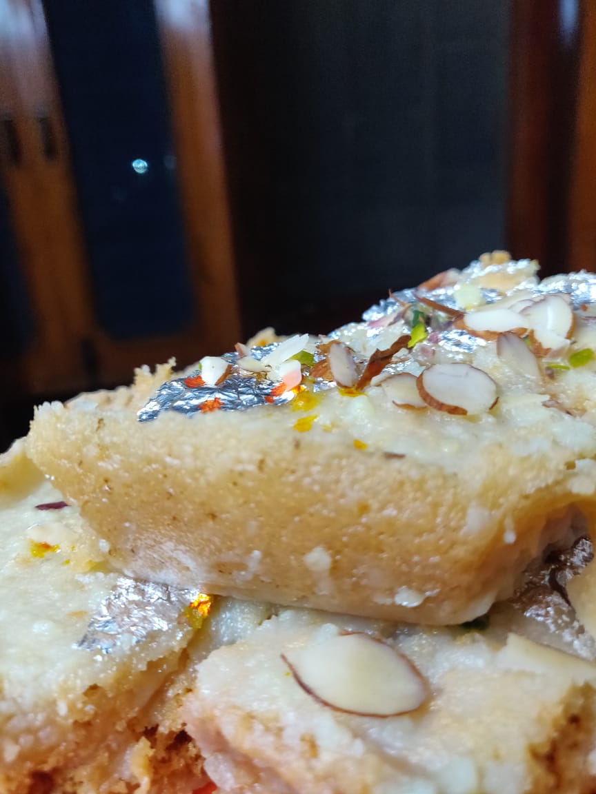 Apurwasingh7's tweet photo. @haldiramfoods #Haldiram @fssaiindia @MyHaldirams 
Ghewar- Rakhi Sweet 
Don spoil festival by supplying Sweet with compromised quality
We love u but don do this. 
Have Kept for your quality control team 2 taste n take action
Poor quality of Ghewar at Sec 14 #Gurugram #Delhi 
🙏🙏 https://t.co/WQULfeKXZc