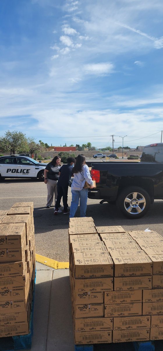 MPorras_EHS's tweet photo. #AVIDCavs were charged up &amp; ready to put in hard work to serve our Cavalier community. 1st Food Distribution was a total success! @KrystalM_HMS @DVilla_HMS Thank you for letting them be a part of this!🧡💙 @EP_FightHunger @Hernando_MS  @HernandoMS_AVID  @LRocha_HMS @RNava_HMS https://t.co/p2WYR587mw