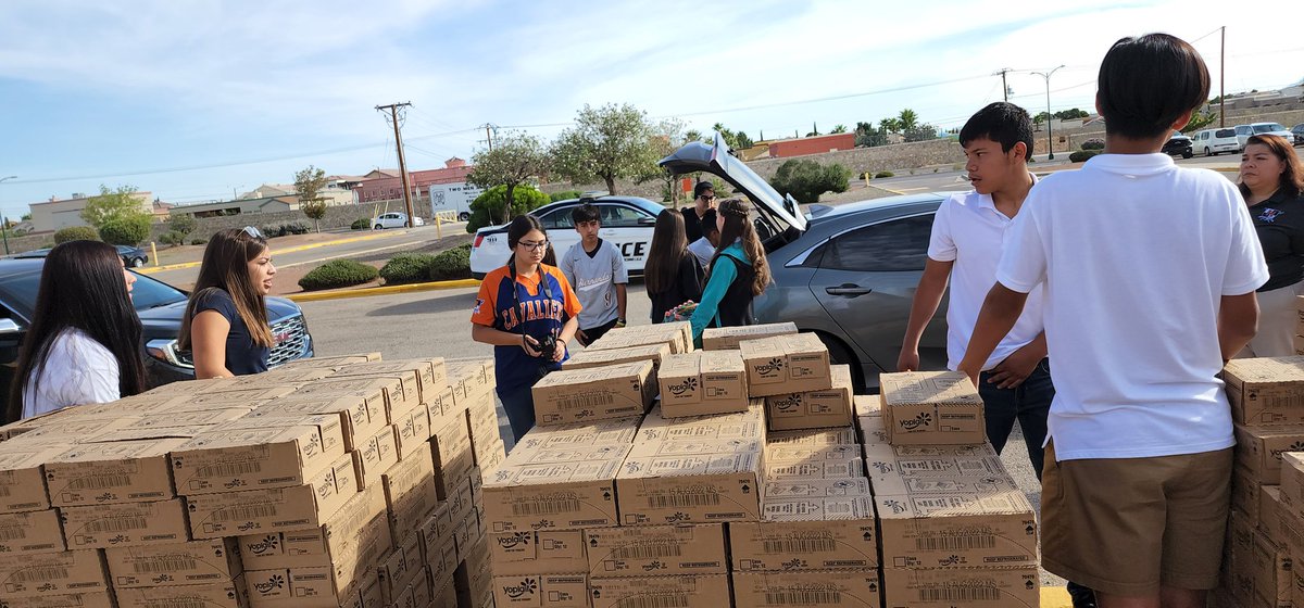 MPorras_EHS's tweet photo. #AVIDCavs were charged up &amp; ready to put in hard work to serve our Cavalier community. 1st Food Distribution was a total success! @KrystalM_HMS @DVilla_HMS Thank you for letting them be a part of this!🧡💙 @EP_FightHunger @Hernando_MS  @HernandoMS_AVID  @LRocha_HMS @RNava_HMS https://t.co/p2WYR587mw