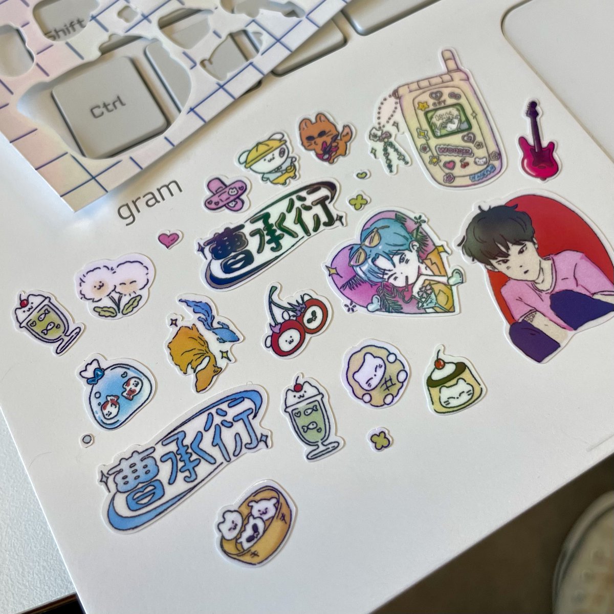 n0tjesusyet's tweet photo. 우즈펍 스티커 아무렇게나 덕지덕지 붙여도 넘 이뿜... 하나도 안이쁜게 없어 ! !
아주 쪼꼬만한 스티커까지 넘 커엽당🤍 https://t.co/UyWlxWnsFU