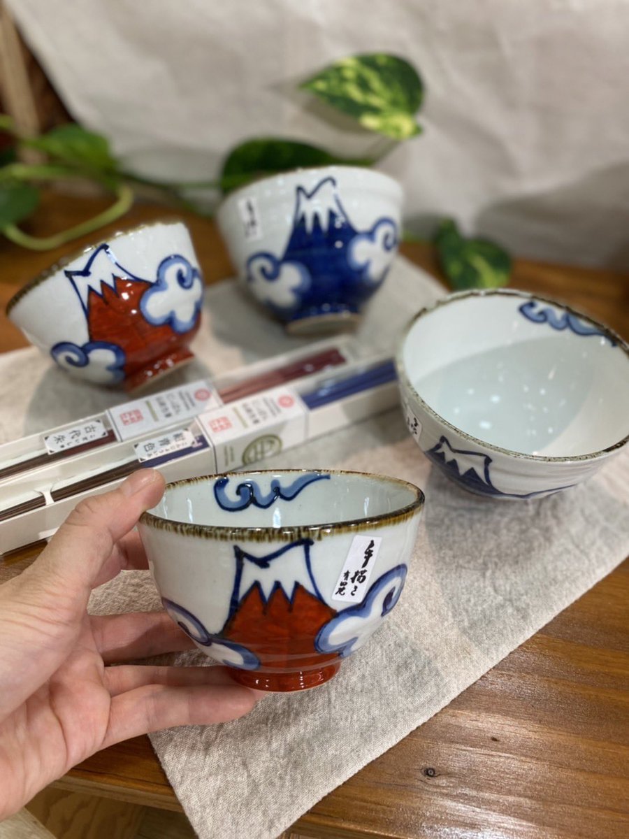 山の日に⛰ ⁡ 手描きで描かれた 存在感のある富士山 ⁡ 何かパワーを