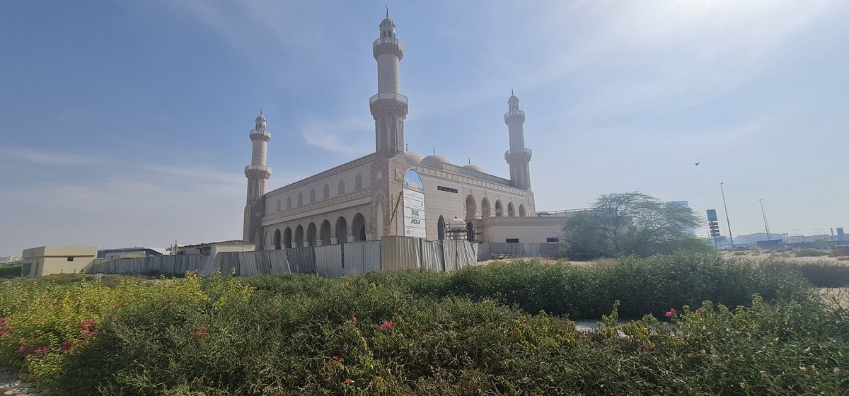 bahaa_24's tweet photo. @IACADDUBAI هناك مسجد تحت الإنشاء منذ عدة أعوام في منطقة الإنتاج ولكن العمل في المسجد متوقف منذ فترة طويلة ولا نعرف ما السبب، هذا المسجد هو الوحيد في هذه المنطقة ومن دونه نحن نعاني. نتمنى منكم النظر في أسباب توقف العمل في بيت من بيوت الله.
يقع المسجد في منطقة IPMZ https://t.co/2PISisFwhg
