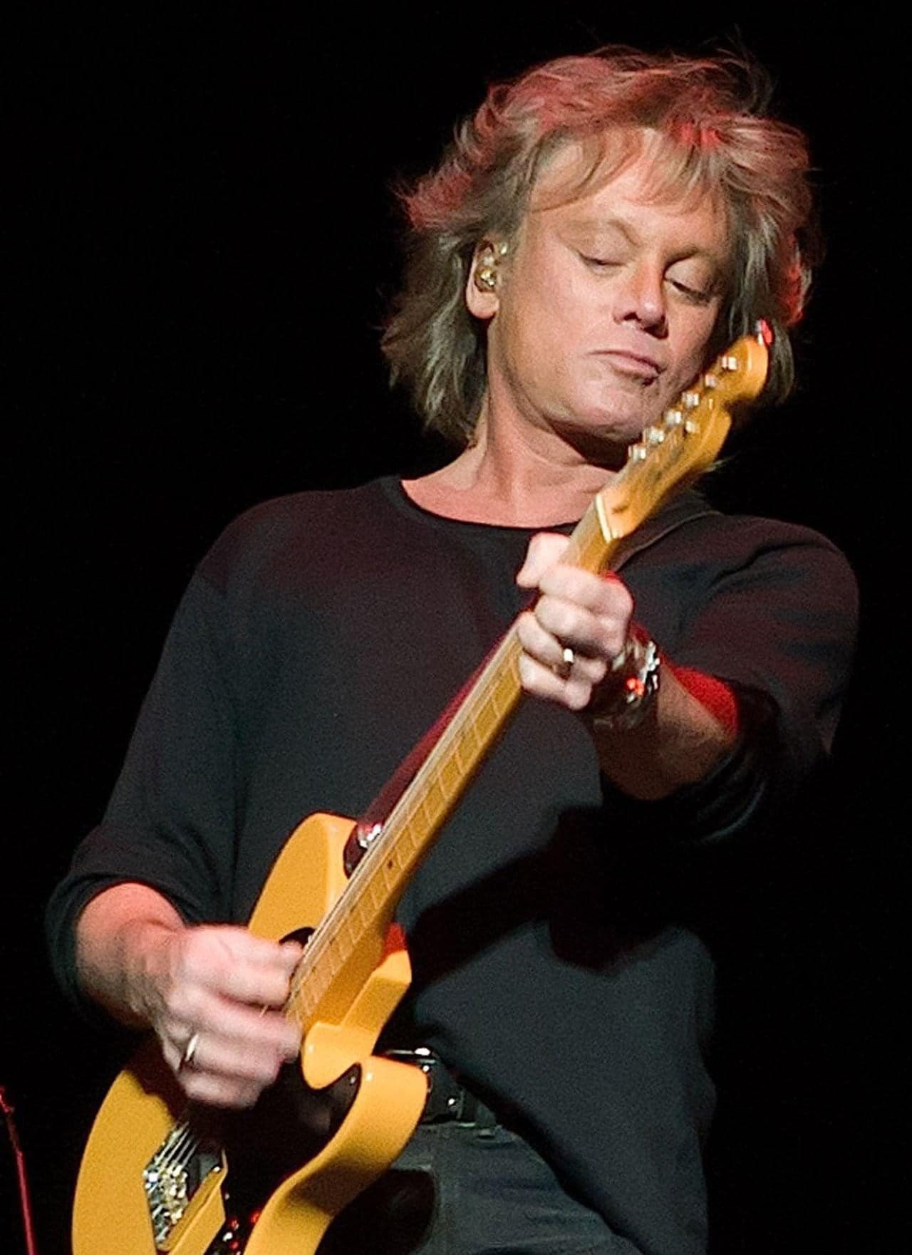 Happy Birthday to singer, songwriter and musician, 
Eric Carmen (August 11, 1949). 