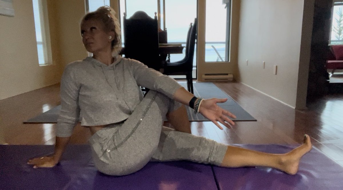 tarastravels's tweet photo. Day 10 of my 14 day boot camp, and it was a lovely 30 minute yoga session with #CoachMooney tonight. My body *needed* that stretch! β¨π§ββοΈβ¨ #mpcyoga #restore #yoga #peaker #mpc2022 @MyPeakChallenge @fitmooney @YogaPeakers @IslandPeakers https://t.co/BAshoF8vHU