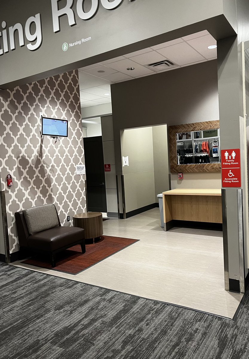 Busy Philly Summer night? Can’t tell!! Huge recognition to my style team for consistently maintaining our Fitting Room looking like a Hotel Lobby!! #T2418 #D462 #G493 <a href="/andiweigel4/">Andi</a> <a href="/CooleyMalaika/">Malaika Cooley</a>
