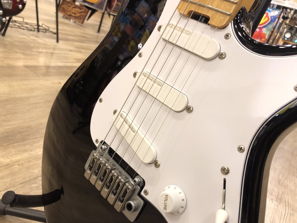 espcustomshop's tweet image. Killer KG-VIOLATOR DEACON Hot Gold Custom Black

トラディショナルなボディシェイプにKillerの良さを詰め込んだ一本。
Lace SensorのP.Uを搭載しているのでパッシブでもノイズが少なく、シングルの良さを余す事無く出力！

詳細・ご注文は↓
digimart.net/cat01/shop344/…
#Killer #LaceSensor