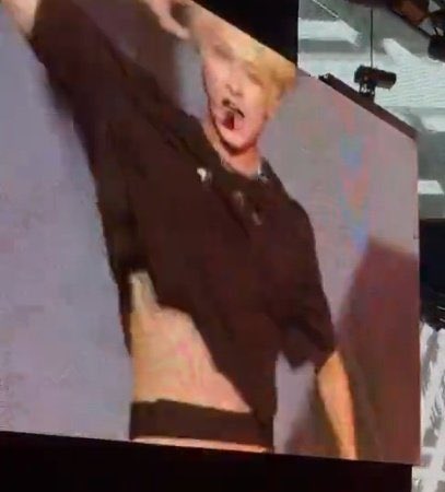 SEBANG3R's tweet photo. junhui was the first one to wear the crop top merch i’m going to combust https://t.co/NW0DhMjPSH