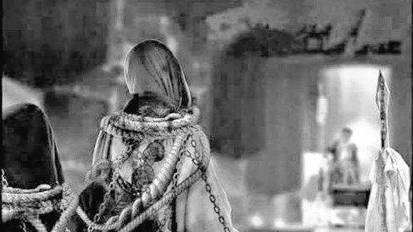 Jo hm das din tk hr aik ki shahadat sunatay rahay, 
Wo aik din mai sab kuch dekhtay rahy💔
#ImamSajjad