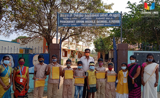 LLF_IN's tweet photo. The Back to Yellow Bags initiative was launched in the Thally block of Krishnagiri, Tamil Nadu. Introduced by the Road to School Program team, it aims to bring back stitched bags to reduce the use of plastic bags.

#LLFturns20 #terrifictwenties #unlocklifelonglearning https://t.co/zc9Nc9zLII