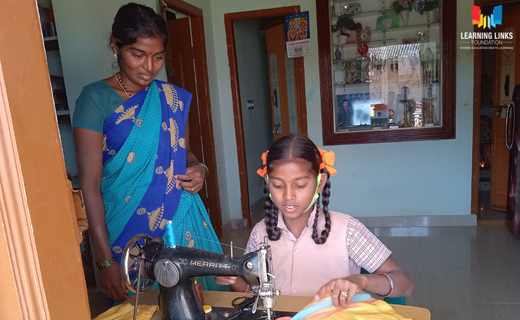 LLF_IN's tweet photo. The Back to Yellow Bags initiative was launched in the Thally block of Krishnagiri, Tamil Nadu. Introduced by the Road to School Program team, it aims to bring back stitched bags to reduce the use of plastic bags.

#LLFturns20 #terrifictwenties #unlocklifelonglearning https://t.co/zc9Nc9zLII