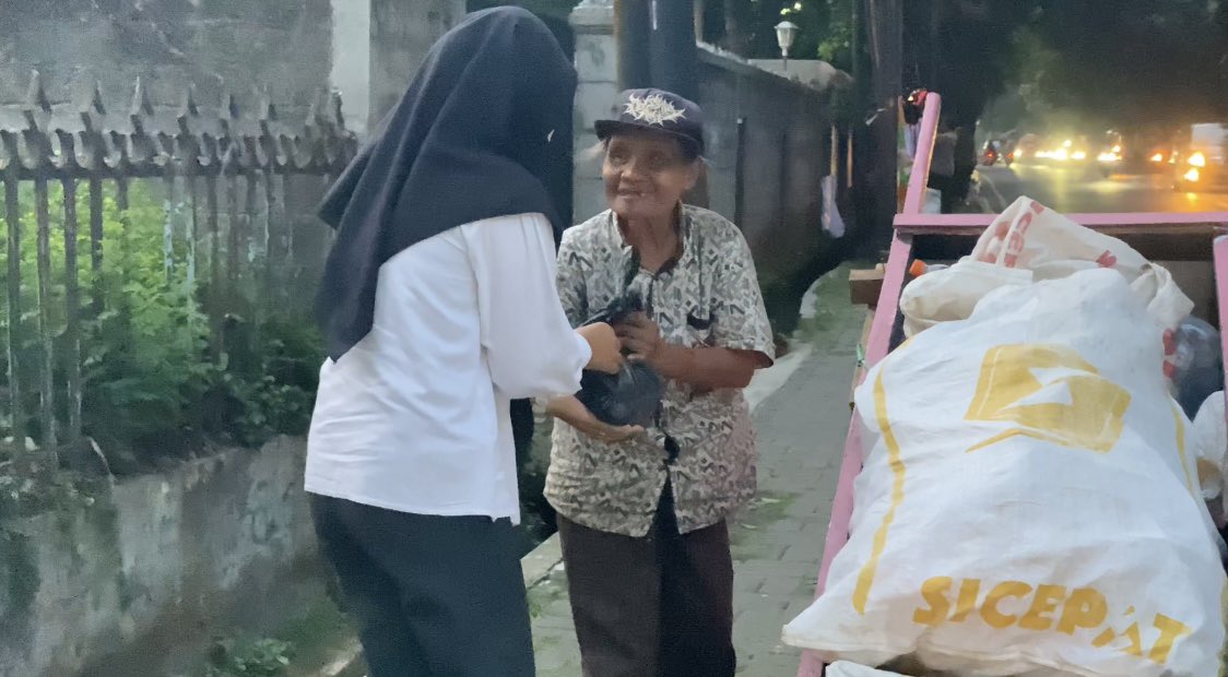 AtulhNafsi's tweet photo. ✨Penugasan aksi kita✨

Berbagi kepada orang yang membutuhkan itu sangatlah penting bagi saya🥰❤️

#Vokasiimpact #MPKMB59SVIPB #IPBDIGDAYA #VOKASIJUARA #TheGlimpseStoryofGatamalaAgrinawa https://t.co/eNI2kd3yQF