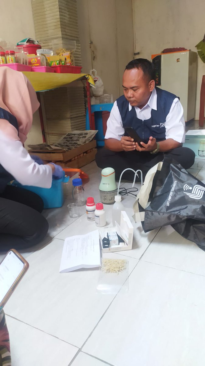 Risdyamasta23's tweet photo. Rabu (10/8) Rianda R. PPB Kota Madiun, Melakukan pendampingan pengujian Formalin olahan ikan di UMKM Pengolah Hasil Perikanan Kota Madiun bersama UPT PMP2KP Surabaya  #GiatLuhkanSatminkalBWI  #luhlapor #KotaMadiun @bppp_banyuwangi @puslatluhkp @DKPPkotamadiun https://t.co/WDbBGnxRAj