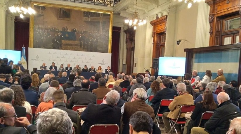 AgenciaElVigia's tweet photo. Representantes de PYMES se reunieron con Senadores y Diputados del Frente De Todos para impulsar "Que la deuda la paguen los que la fugaron" https://t.co/ZEn2Mxt87H