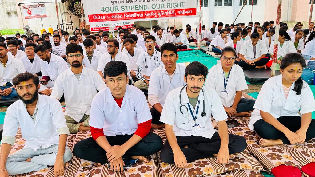 ભથ્થું 4200 થી વધારી ને 18000 કરો આટલી જ માંગ છે અમારી સાહેબ .. 🙏 🙏 #Guj_vet_union #Increase_Guj_Vet_Stipend #Guj_veterinary_students_on_strike#Increase_Guj_Vet_Stipend_18k.