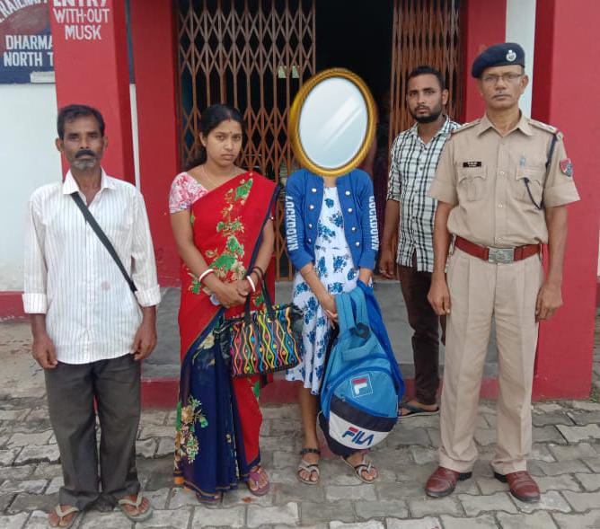 #OperationNanheFarishte
On 10/08/2022 RPF Dharmanagar rescued 01 minor girl from station and handed over to her parents.
<a href="/RPF_INDIA/">RPF INDIA</a> <a href="/RPFNFR1/">RPFNFR</a> <a href="/RailNf/">Northeast Frontier Railway</a> <a href="/drm_lmg_nfr/">मं.रे.प्र.लामडिंग, पू.सी.रेलवे / DRM LUMDING NFR</a> <a href="/RailMinIndia/">Ministry of Railways</a>
