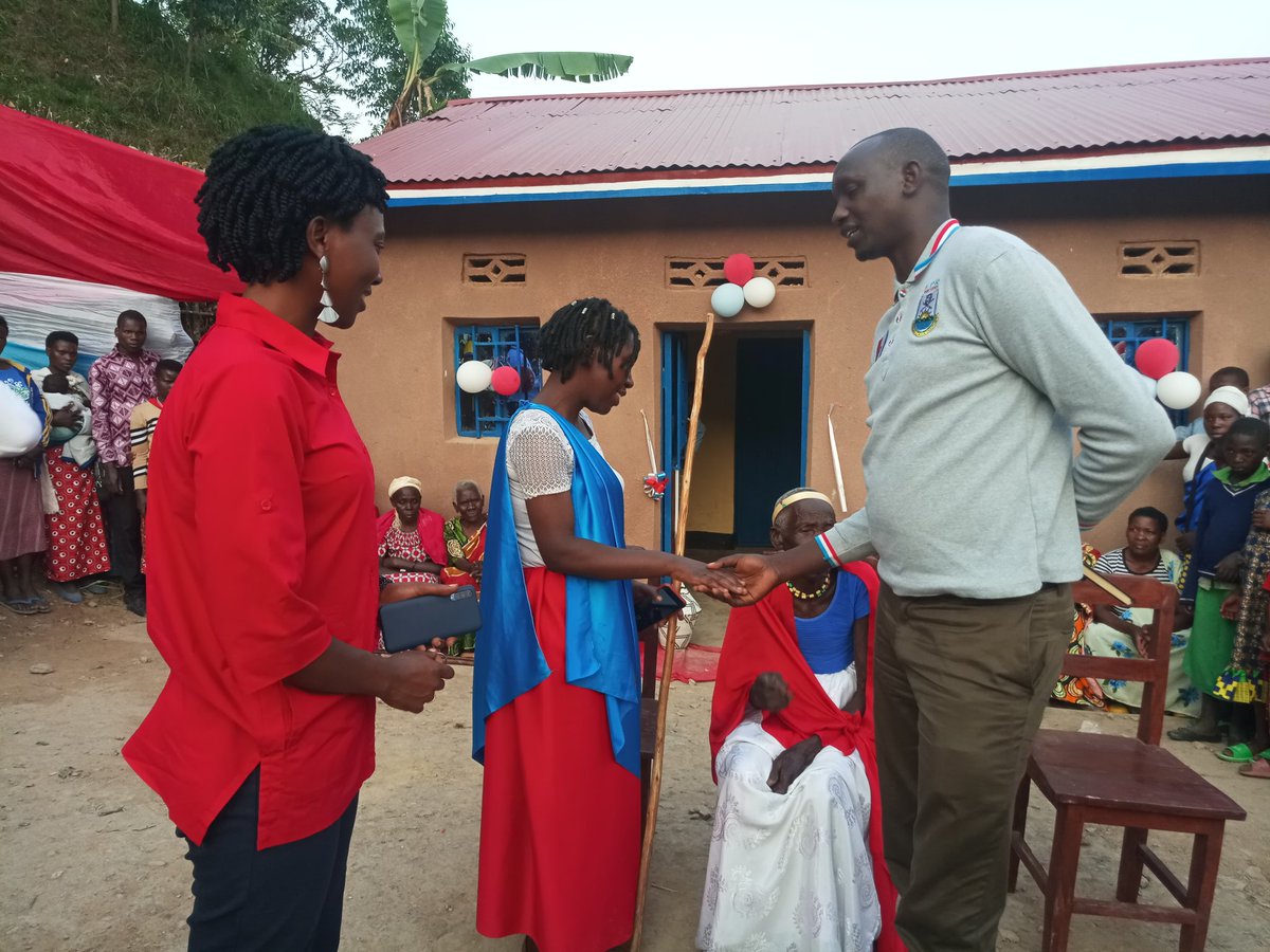 EricHarerimana5's tweet photo. @KARANGWAVAlain1 @Manirih80800355 @GicumbiN @GilbertNdayis15 @Kagame2024 @DrMumbogoShyaka @GasoreTheoneste @2024Kagame @ValensNtirenga2 @Osee_w_i_Rwanda @MrRock_1 @Nyac_juru_jesse @EmmyGisa3 @AgatesiIsimbi @NZEYIMANAJeand3 @GicumbiDistrict @NzabonimpaEmmy @YouthCultureRW @gicuM @rpfinkotanyi @gatjmv @GakubaJeanne @byukavuba @Preferpreschool @tzDiscovery @SimonDanczuk @AfricaBusGhana @NLadislas @AbdulHareriman1 @HarelimanaAK @EgidieBibio @KARANGWASewase @ClaudeKarangwa @YouthMusanze @UrugagaI @RwandaYouth @AlineBazatoha @LucieNzarambal @RwandaNorth @CityofKigali @FERWAFA @Rwanda_Sports @rushaki_sector @PaulKagame @HeritierRW Uyu mubyeyi Nyinebitaraw'imyaka 94, waremewe n'abanyamuryango ba @rpfinkotanyi i @rushaki_sector, yashimye,byumwihariko cyane cyane Perezida @PaulKagame "Ngo aragaheka arakabyara". Komiseri w'ubukungu @UrayenezaJohn na Vice @parfaiteuwera   bashimye  abanyarushaki ibyo gezeho. https://t.co/pb9wUfdAoV