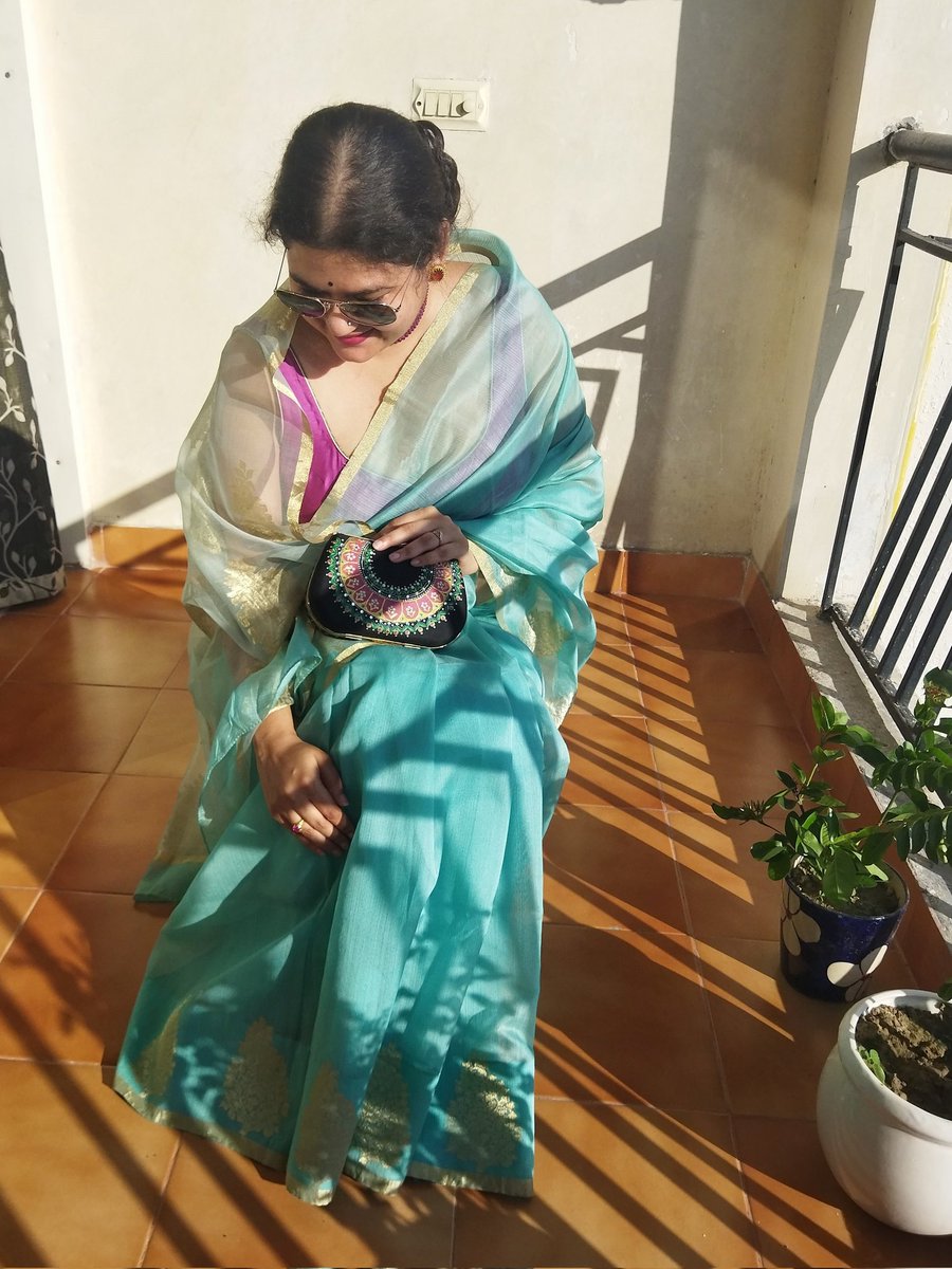 Chanderi saree for a sundowner! 

#chanderisaree #heritageweaves #festivesaree