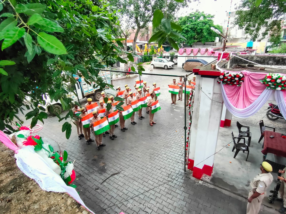 moth_police's tweet photo. आज दिनांक 11.08.2022 को थाना मोंठ जनपद झांसी पर उच्चाधिकारियों के आदेशों /निर्देशों के अनुपालन के क्रम में आजादी के अमृत महोत्सव के दृष्टिगत  सभी की उपस्थिति में ध्वजारोहण कर राष्ट्रगान करते हुए प्रभारी निरीक्षक थाना मोंठ मय पुलिस स्टाफ । @sspjhansi  @moth_police @ComothJhansi https://t.co/Ompwvm20WW