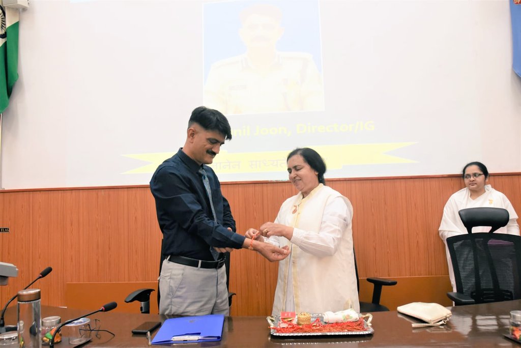ISA_MountAbu's tweet photo. Rakhi is the combination of five meaningful words
R:rock healthy relationship
A:acceptance all along
K:kindness to the core
H:heartwarming presence
I:idealistic relationship,
Dr BK Binny Sareen &amp; her team celebrated "Raksha Bandhan" with Team ISA.
@bknews_events
@crpfindia https://t.co/pc5W2Wi1jQ