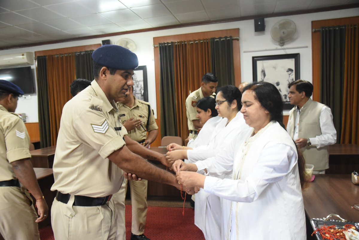 ISA_MountAbu's tweet photo. Rakhi is the combination of five meaningful words
R:rock healthy relationship
A:acceptance all along
K:kindness to the core
H:heartwarming presence
I:idealistic relationship,
Dr BK Binny Sareen &amp; her team celebrated "Raksha Bandhan" with Team ISA.
@bknews_events
@crpfindia https://t.co/pc5W2Wi1jQ