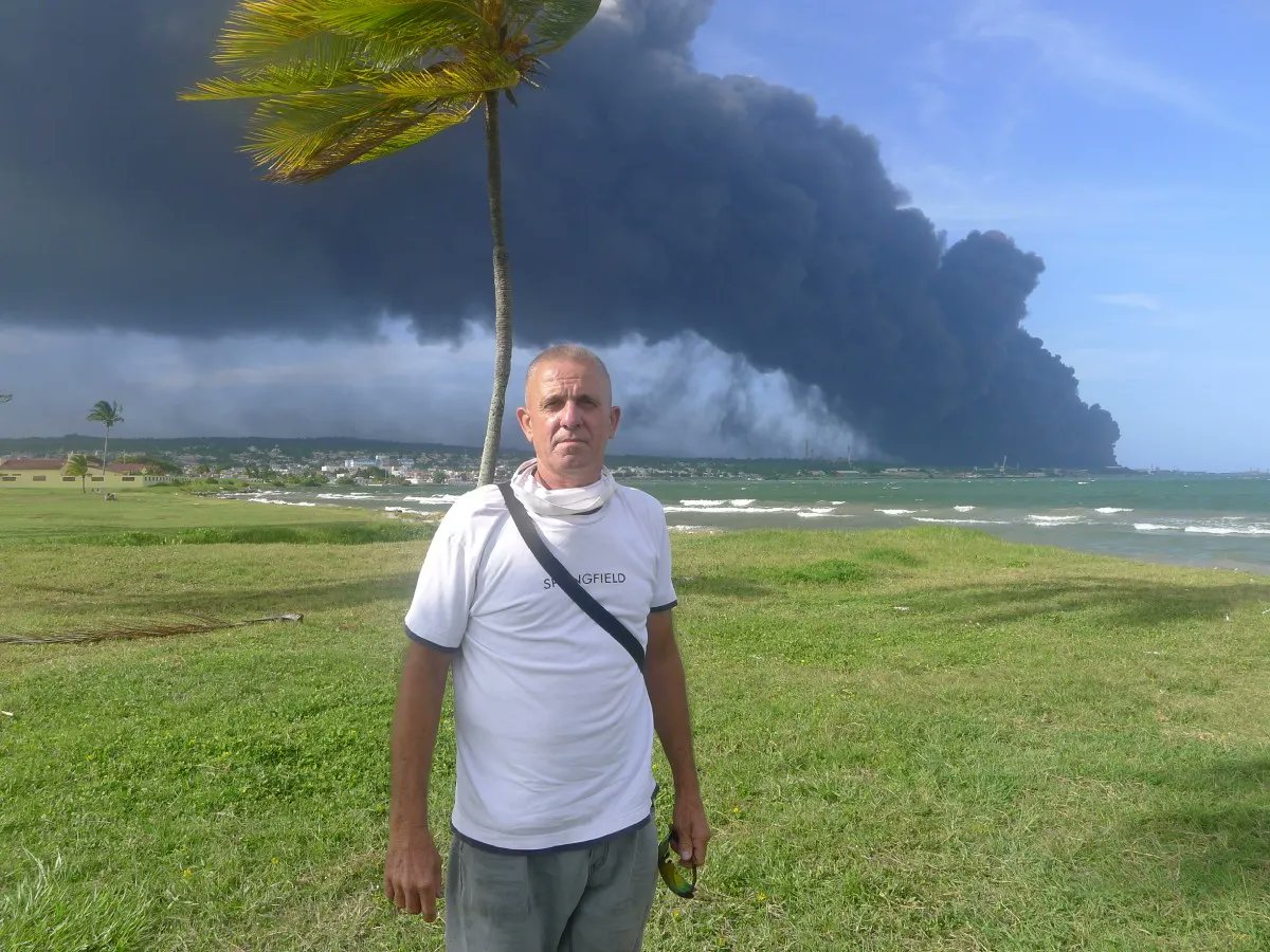 radio26cu's tweet photo. #Radio26 🔥‼️ Actualizamos - 📌 Revista Alma Mater 
"Días después de la llamada, sentado sobre el pasto que antecede las aguas grises de la Playa Judíos, Manuel maldice la explosión de esos tres tanques". 
✒️Ernesto Arturo Santana García del Busto
https://t.co/jrvRv0djAT https://t.co/rEMSExbUAr