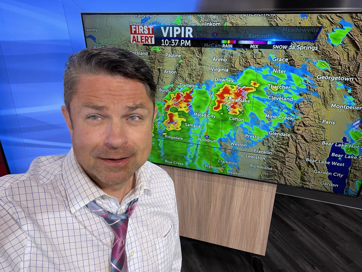 JeffRoper's tweet photo. Stormy to begin the overnight #idwx #wywx download the #kifi weather app tonight https://t.co/0GBLtA0w9C
