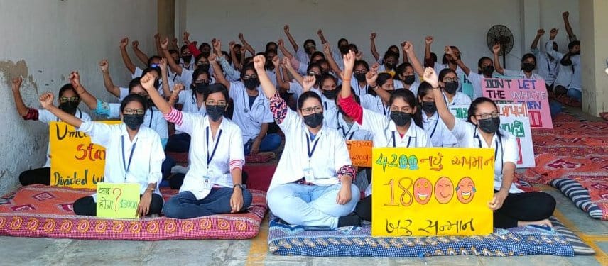 ભાઈ-બહેનના પવિત્ર પ્રેમની અભિવ્યક્તિનો ઉત્સવ એટલે રક્ષાબંધન.
અને આવા તહેવાર પર ૪૦૦ થી વધુ બહેનો પોતાના આત્મસન્માન માટે લડી રહી છે
શું સરકારની સંવેદના માત્રને માત્ર કહેવા પૂરતી જ છે.#Day_11_of_guj_vets_on_strike
#Increase_Guj_Vet_Stipend
#guj_vet_union <a href="/KanuDesai180/">Kanu Desai</a> <a href="/sandeshnews/">Sandesh</a>