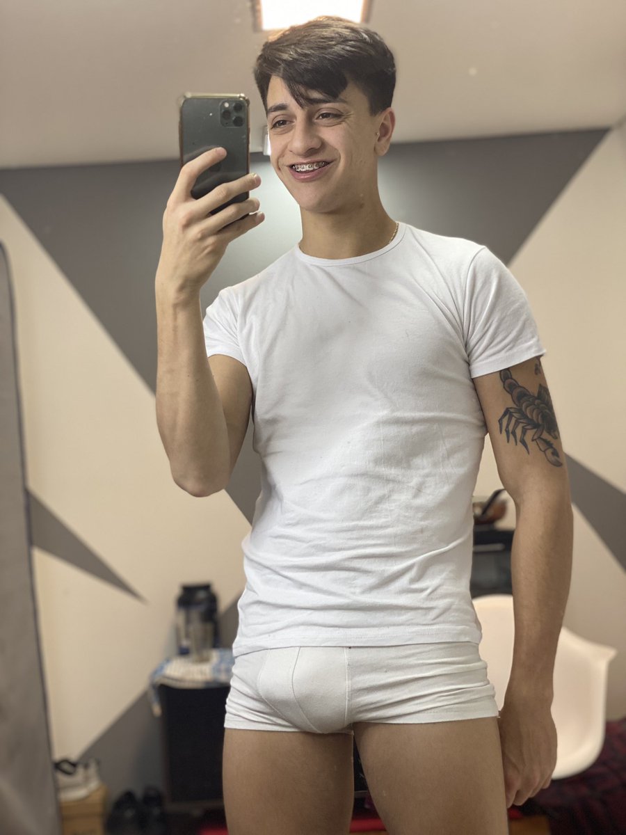 Monzi_Barreto_'s tweet photo. My onlyfans in the comments and my description. 😅 https://t.co/gtWVhTZbA1